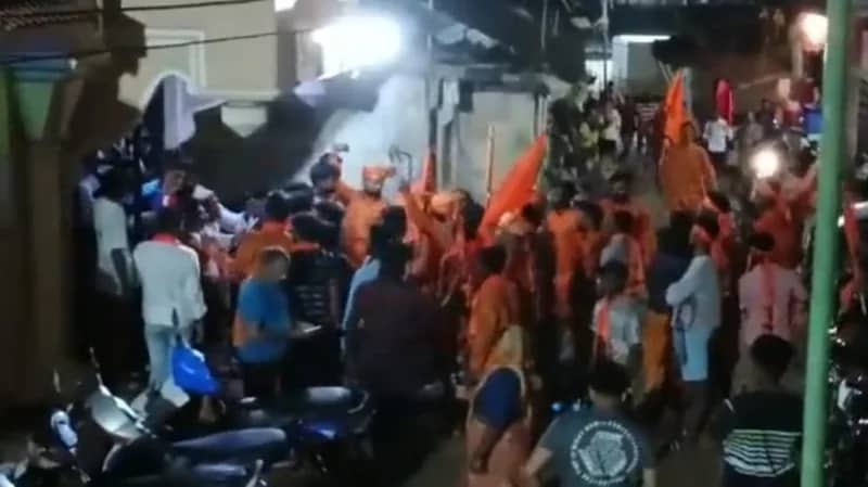 شاهد.. مسيرة هندوسية تهاجم مسجدًا خلال الإفطار