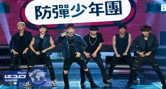 بالصور.. فتاة متهورة تتحدى صديقتها لاثبات حبها لفرقة غنائية