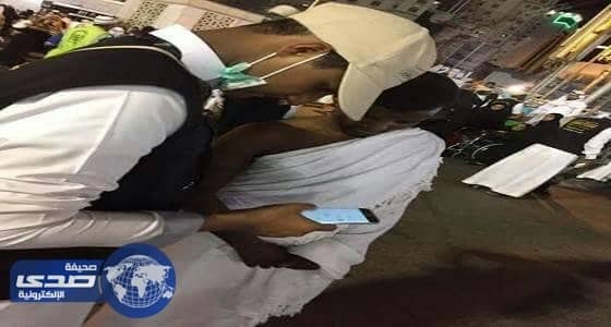 شباب مكة يرشدون التائهين من المعتمرين في الحرم بخمس لغات