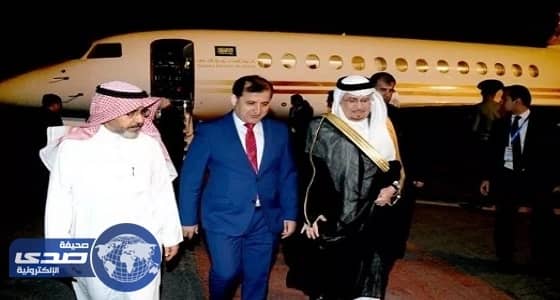 بالصور.. وزير الدولة للشؤون الخارجية يصل إلى طاجكيستان