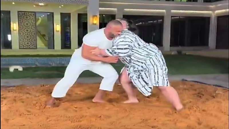 أبو ربيعة يهزم مصارع ياباني في تحدي السومو.. فيديو