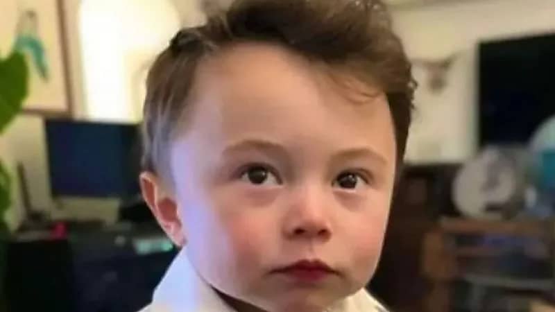 ماسك يثير جدلاً واسعًا بصورة غريبة لطفل صغير يشبهه