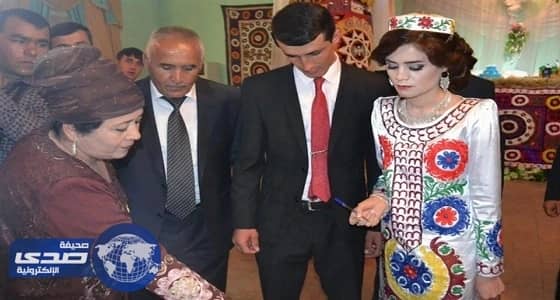 بالصور.. تقليد غريب يمنع العروس من التبسم في وجه عريسها