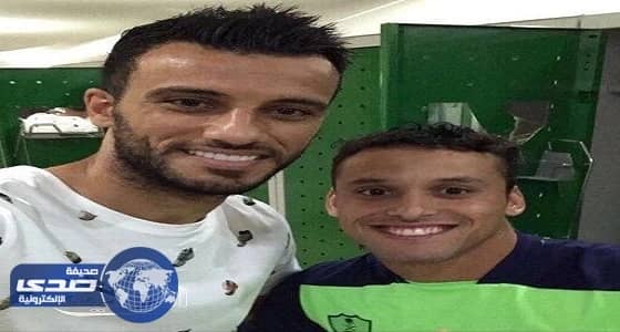 ⁠⁠⁠⁠⁠السومة يلتقط صورة مع وافد الأهلي الجديد