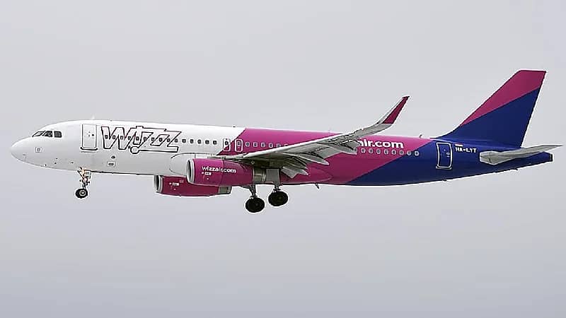 تدشين أولى رحلات ويز إير في مطار الملك عبدالعزيز