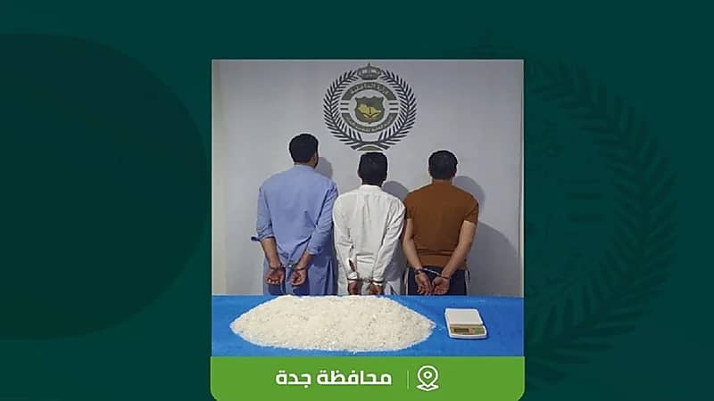 القبض على 3 مقيمين لترويجهم 10.7 كيلوجرام من الشبو في جدة