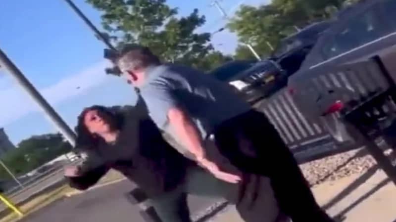 بالفيديو.. مسن أمريكي يصفع امرأة من أصول أفريقية