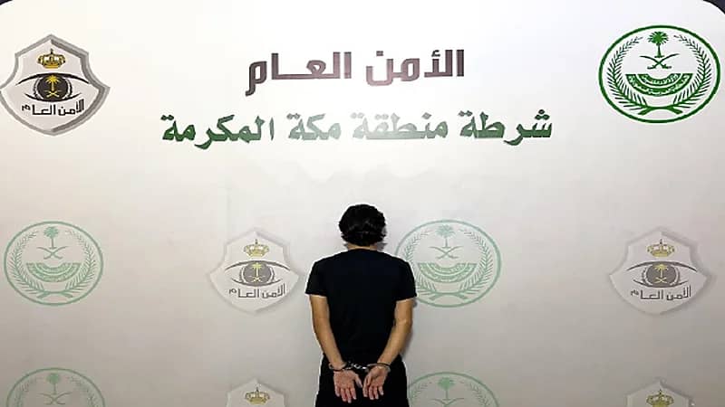 القبض على مقيم لتكسيره زجاج مركبات وسرقة ما بداخلها بجدة
