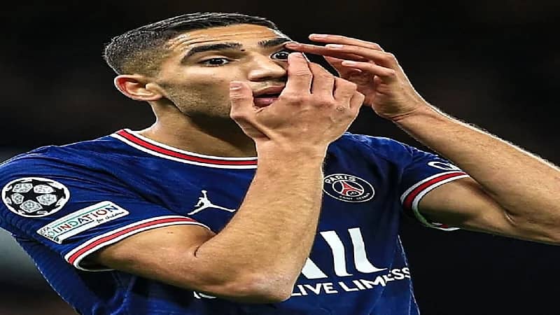 "حكيمي" يتعرض لموقف محرج بسقوط عدسته اللاصقة أثناء المباراة أمام " تشيلسي "