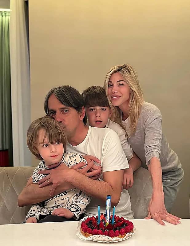 لحظة داقئة.. إنزاغي مع أسرته