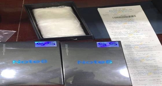 بالفيديو.. محتال يشتري جوالات ويعيدها أشياء أخرى داخل الكراتين