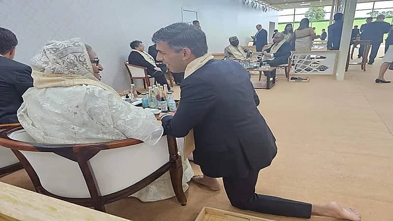 رئيس وزراء بريطانيا حافي القدمين رفقة الشيخة حسينة..صورة