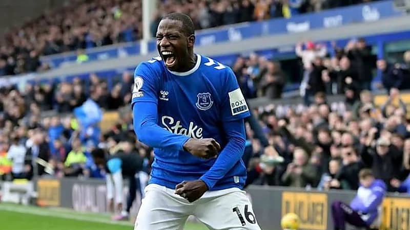 الشباب يقترب من ضم نجم إيفرتون