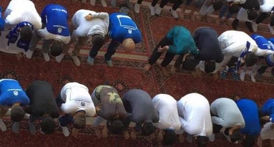 شاهد جماهير الهلال تصلي جماعة قبل لقاء أوراو