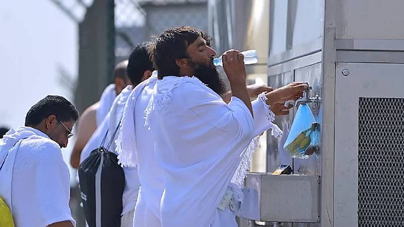 آداب شرب ماء زمزم في الحرمين الشريفين