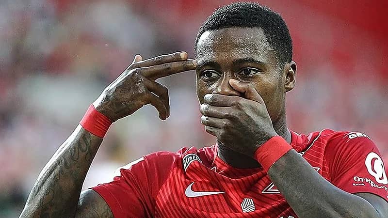 إعتقال نجم هولندا السابق في دبي بتهمة الإتجار في المخدرات