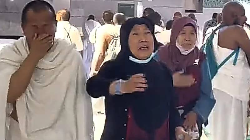 حجاج من اندونسيا يلقون التحية الأخيرة للكعبة .. فيديو