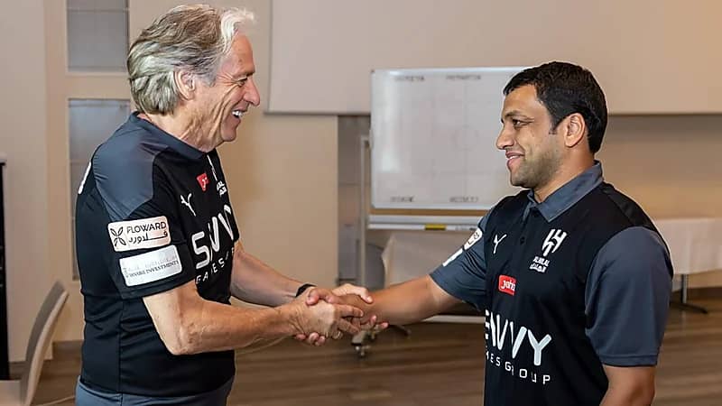 جيسوس يتمسك بالشلهوب