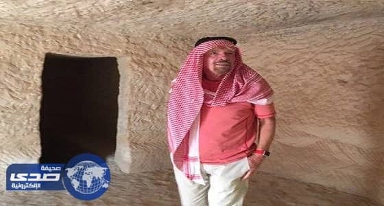 بالصور.. مالك "فيرجن" يرتدي الشماغ أثناء زيارته لمدائن صالح