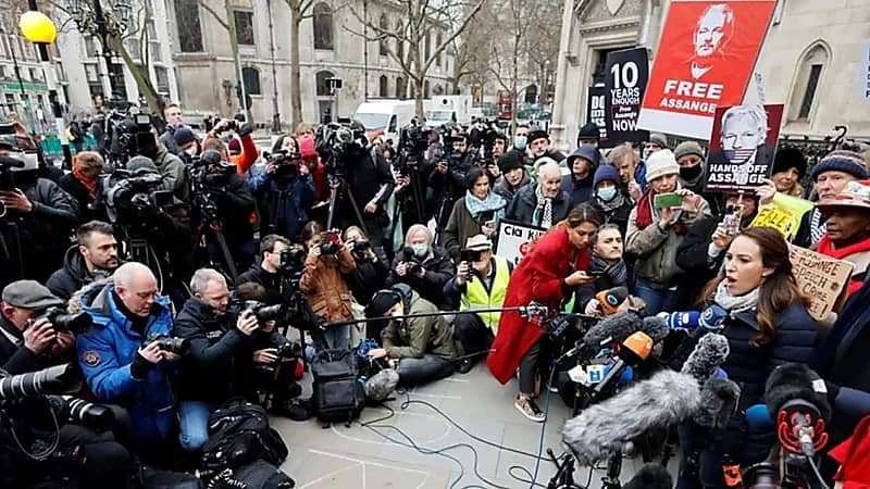 مؤسس "ويكليكس" يتزوج حبيبته داخل السجن