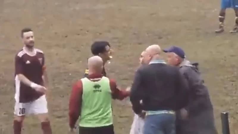 شاهد.. مدرب يلكم الحكم بقوة على وجهه بعد طرده