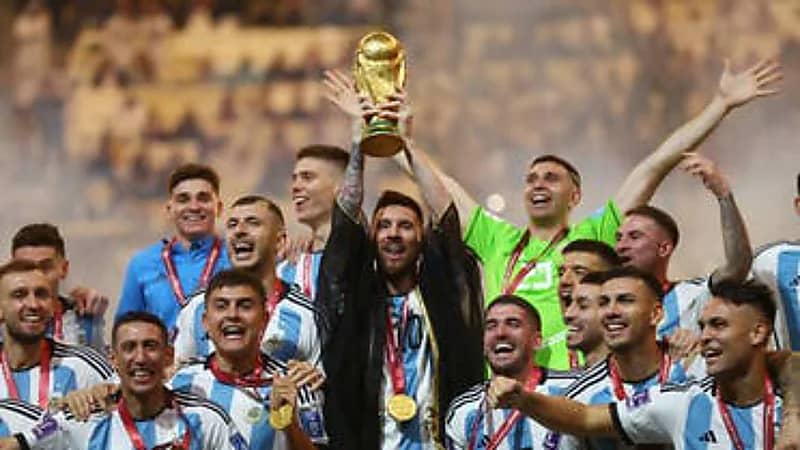 "ميسي" يكشف مصير البشت العربي المُتوج به عقب فوز الأرجنتين