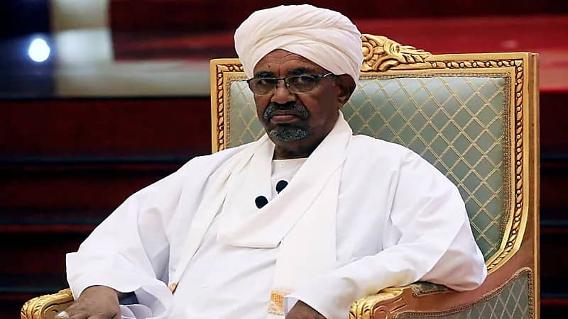 نقل عمر البشير وقادة نظامه إلى المستشفى