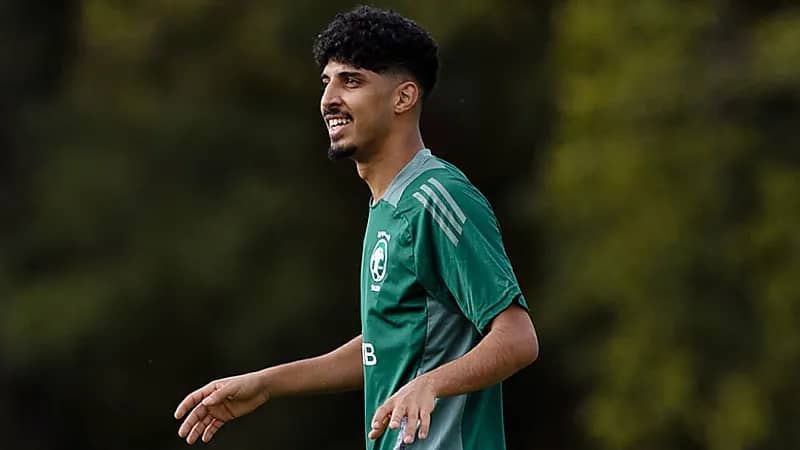 الجهني يغادر تدريبات الأخضر بسبب الإصابة