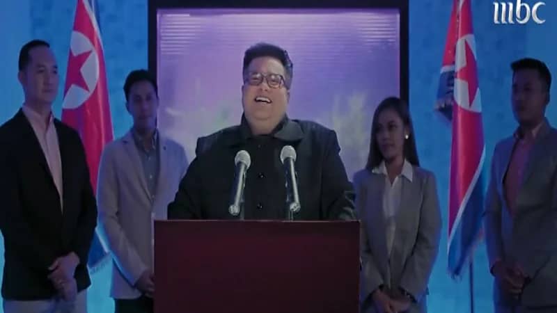 شاهد.. عبدالمجيد الرهيدي يقلد زعيم كوريا الشمالية بطريقة كوميدية في " ستوديو 21 "