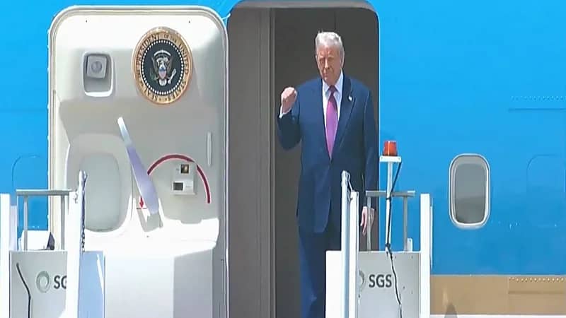 ترمب يؤدي قبضة القوة لحظة وصوله إلى الرياض واستقبال حافل من سمو ولي العهد