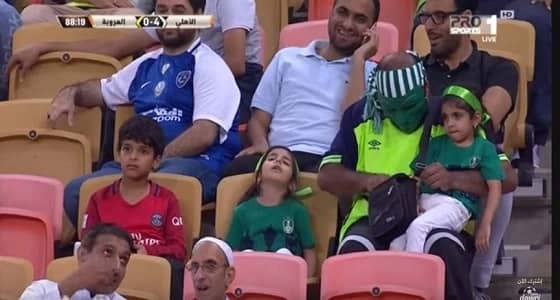 طفلة نائمة بمدرجات الجوهرة قبل أن تصحو على هدف الأهلي السادس