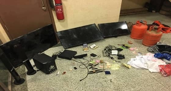 شرطة القريات تطيح بـ 7 شباب وبحوزتهم مسروقات منزلية