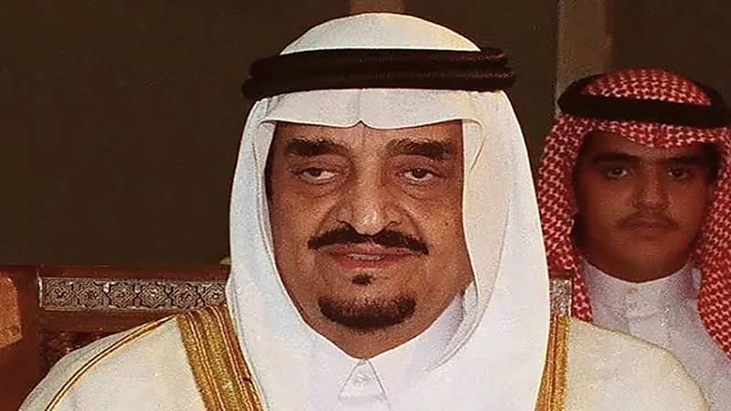 بالفيديو.. قصة قبول الملك فهد دعوة من طلاب جامعيين لاحتساء القهوة