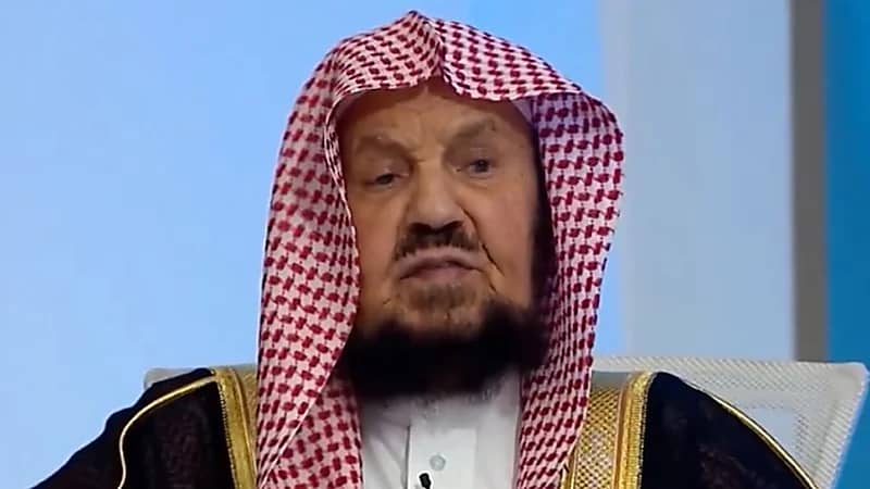 المنيع يوضح هل يفطر المسافر حسب غروب الشمس في بلده أو البلد المسافر إليها .. فيديو