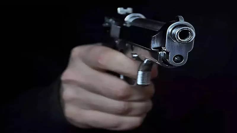 رجل يقتل زوجتيه بطريقة بشعة