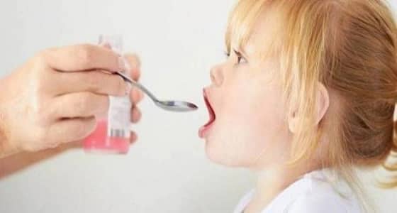 استشاري يحذر من أدوية الكحة للأطفال.. ويوضح البدائل