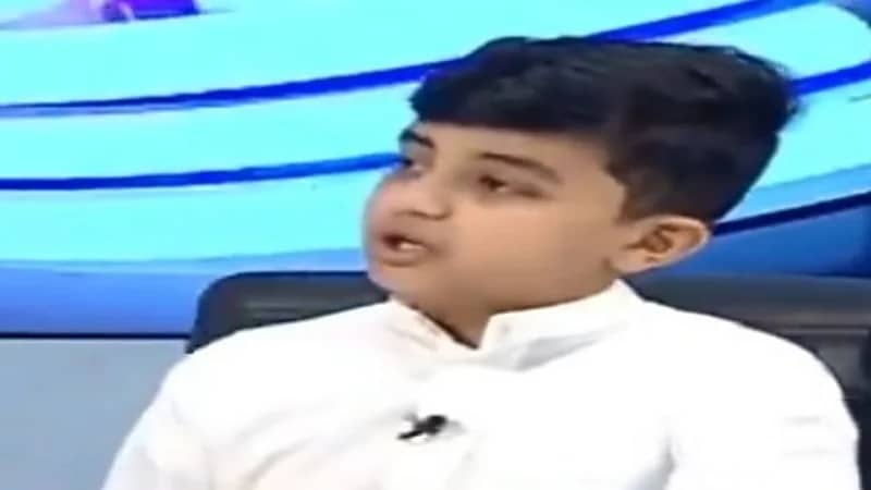 الشمري يروي قصة كندي لقنه الشهادة أثناء اللعب معه "فيديو"