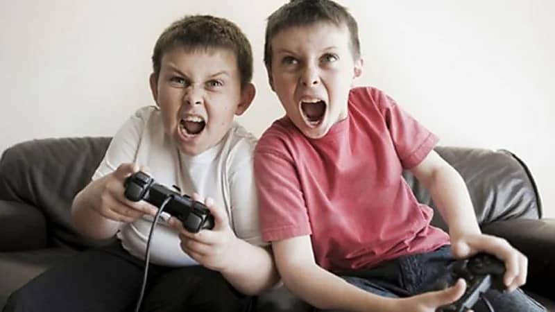 تؤذي القلب.. طبيب يحذر من مخاطر ألعاب الفيديو لدى الأطفال
