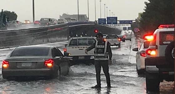 بالصور.. " مرور الشرقية " تحذر قائدي المركبات من الأمطار الغزيرة