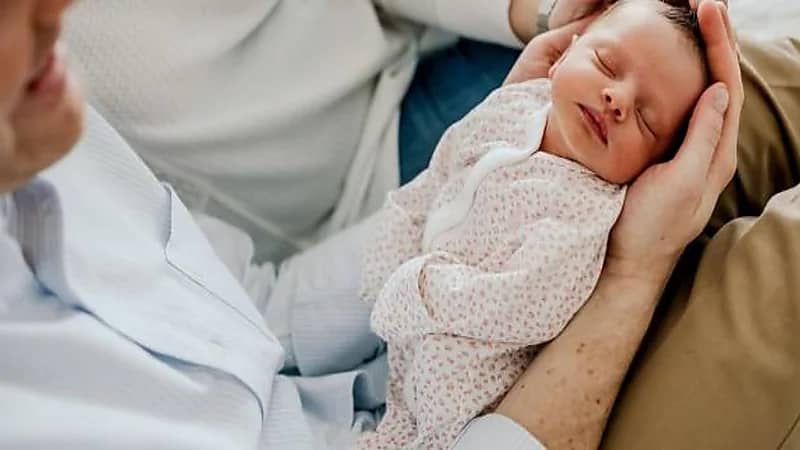 "استشارية": الطفل حديث الولادة لا يحتاج شرب الماء