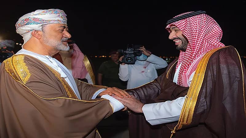 بالفيديو والصور..ولي العهد يصل إلى مسقط وسلطان عمان في مقدمة مستقبليه