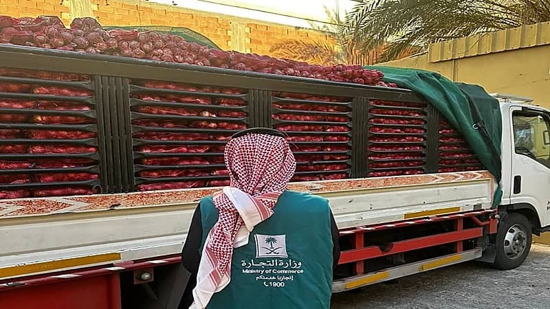 ضبط عمالة مخالفة خبأت 3 أطنان بصل في تبوك