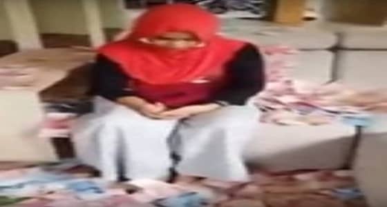 بالفيديو.. زوجة تغدق عشيقة زوجها بالمال