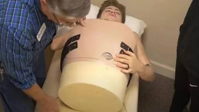 شاب يعيش بدون الجزء السفلي من جسده بسبب حادثة مفجعة