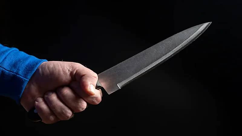 رجل وزوجته يقتلان بعضهما بالسكاكين