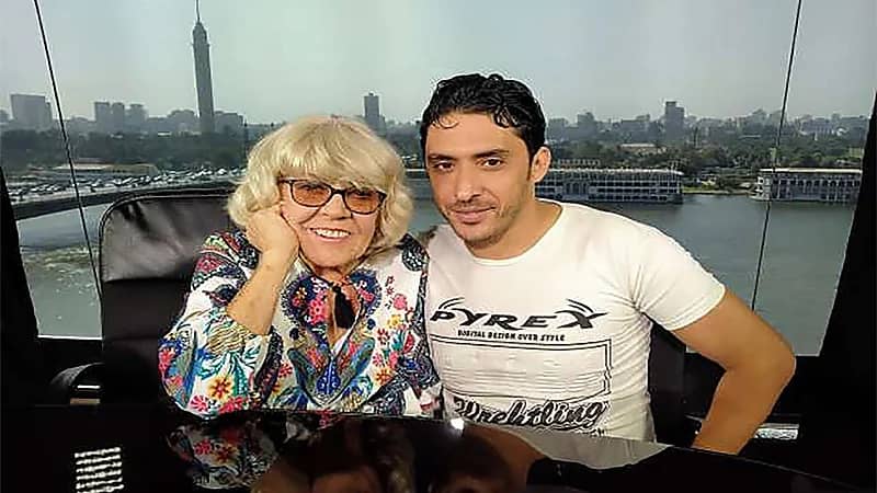 عجوز بريطانية تثير الجدل مجددًا بتفاصيل زواجها من شاب مصري