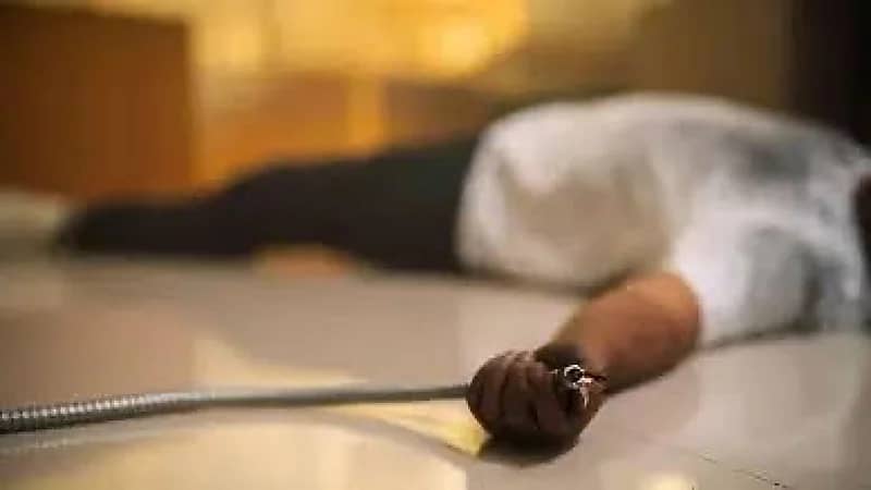 ضغوط نفسية ومهنية تدفع معلّمًا إلى الانتحار