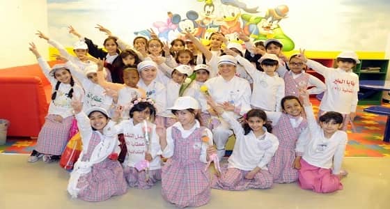 طالبات المدرسة 71 للبنات يزرن الأطفال المنومين في مستشفى الملك خالد الجامعي