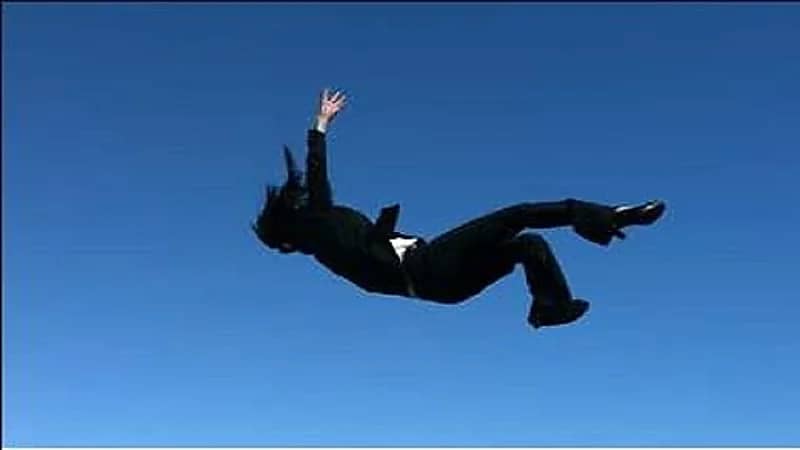 عامل يلقي بزوجته من الطابق الثالث لرفضها منحه نقودا لشراء مخدرات