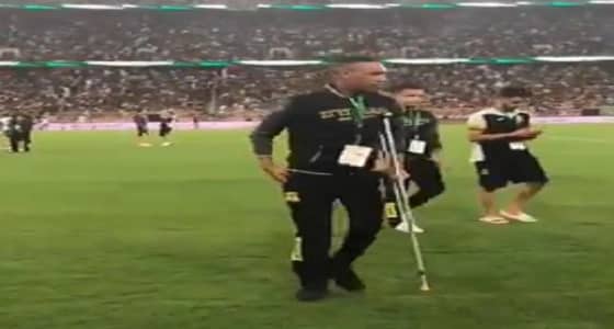 بالفيديو.. حضور بدر النخلي بالعكاز لدعم فريقه أمام الفيصلي في نهائي الكأس